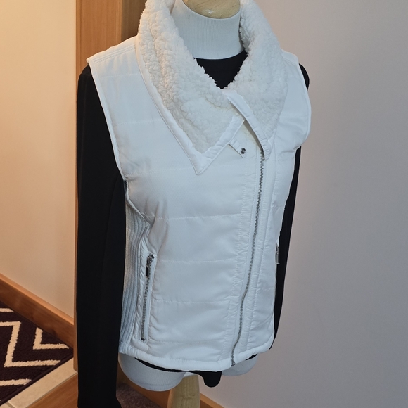 Vest - Picture 3 of 9